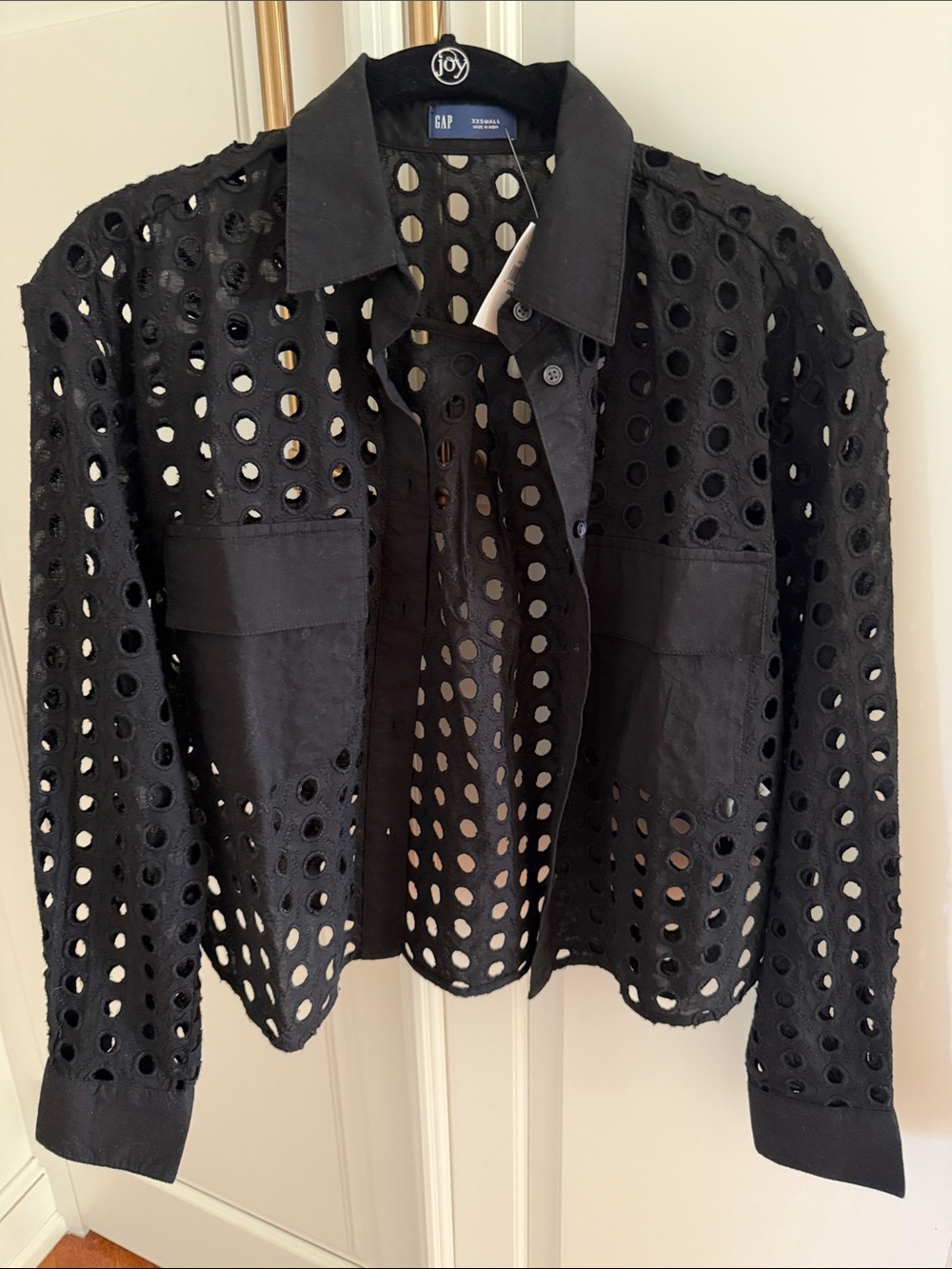 GAP Black Eyelet cropped Button down top. Generous XXS NWT